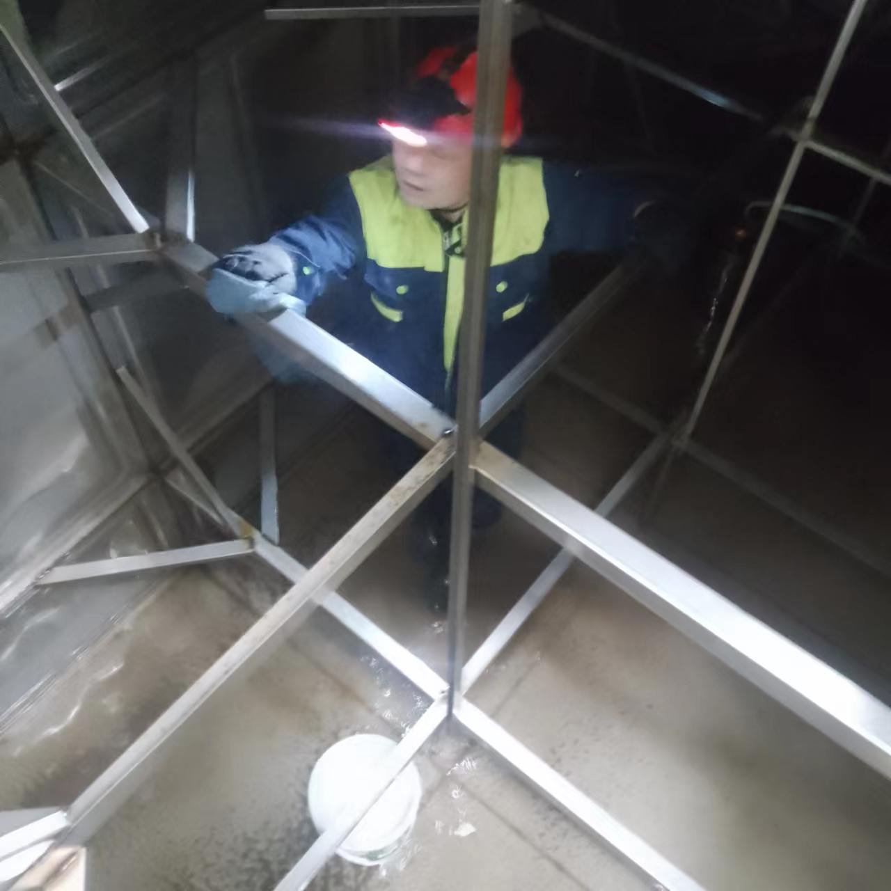 水箱清洗办法 清洗水箱制度